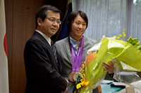 ロンドン五輪女子競泳の鈴木聡美選手が松本議長を表敬訪問