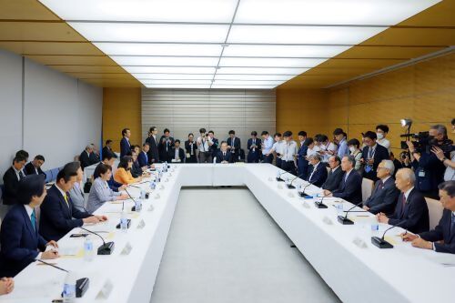 国と地方の協議の場の会議風景（首相官邸）