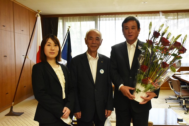 福岡県花き園芸連合会から県産のバラが贈呈されました
