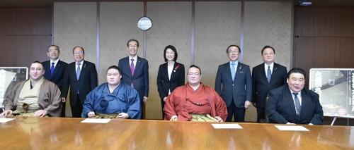大相撲11月場所（九州場所）の開催にあたり、横綱・大関が県庁を表敬訪問されましたの写真2