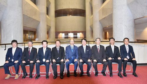 南加福岡県人会会長による県議会訪問の写真2