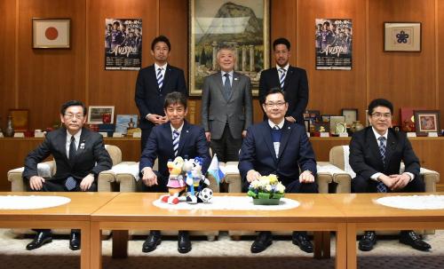 アビスパ福岡の皆さんが県議会を訪問されましたの写真2