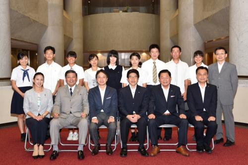 青少年海外派遣プログラム（タイ・バンコク）参加者の皆さんが県議会を訪問されましたの写真３