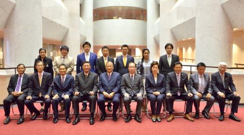 バンコク都訪問団の皆さんが県議会を訪問されましたの写真３