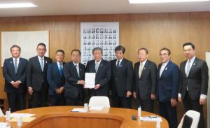 九州各県議会議長会による政府等への提言活動の写真1