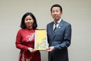 福岡県・ハノイ市友好提携15周年記念訪問団による議会表敬の写真2