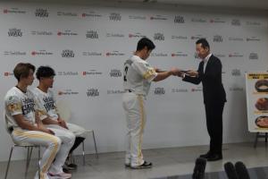 福岡県ゆかりのWBC日本代表選手に対する感謝状贈呈の写真2