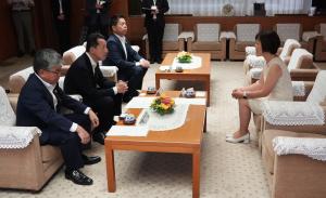 国連ハビタット福岡本部長による議会表敬の写真1