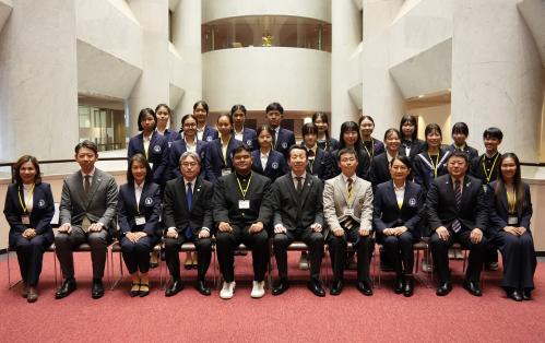 タイ王国バンコク都との高校生交流事業参加者による議会表敬の写真1