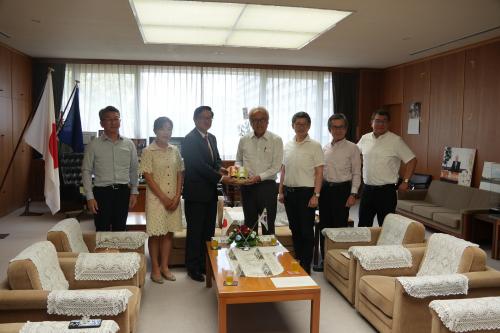 駐福岡大韓民国総領事による議長表敬の写真