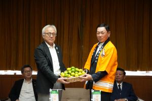 県育成品種「早味かん」の産地代表者による議会表敬の写真1