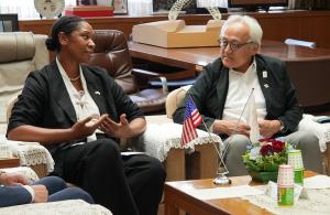 在福岡米国領事館ヴァ―サ・パーキンス首席領事等による表敬訪問の写真2