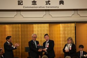 メキシコ、ハワイの県人会からの記念品贈呈の写真