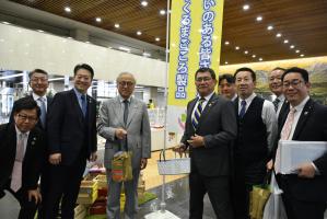 「まごころ製品」販売会を議会棟で開催の写真2