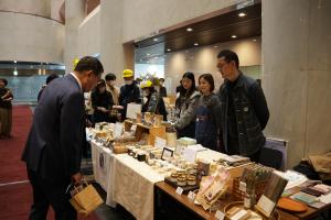 「まごころ製品」販売会を議会棟で開催の写真3