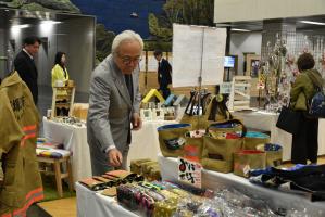 「まごころ製品」販売会を議会棟で開催の写真4