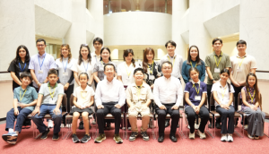 県人会担い手育成招へい事業のこどもたちが県議会を訪問されましたの画像1