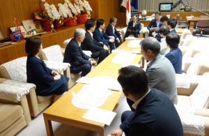 条例案の策定を議長に報告した時（令和8年10月14日）の写真2