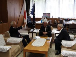 日本医師会の横倉義武名誉会長が県議会を訪問されましたの写真2