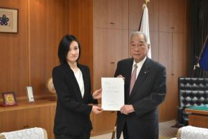 公益財団法人日本スケート連盟による県議会訪問の写真2