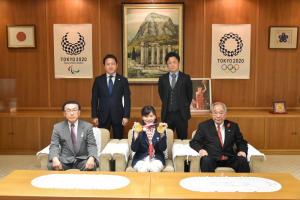 東京2020パラリンピック自転車競技金メダリストの杉浦佳子選手が県議会を訪問されましたの写真2