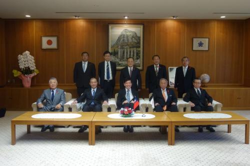 台北駐福岡経済文化弁事処長が離着任の挨拶に県議会を訪問されましたの写真2