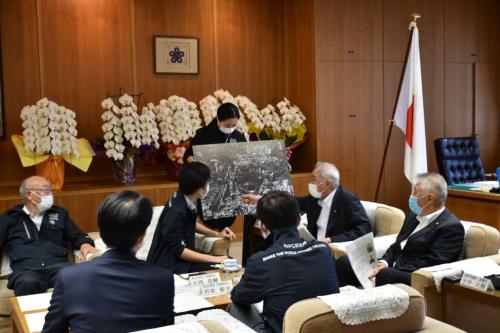 株式会社ＱＰＳ研究所が県議会を表敬しましたの写真2