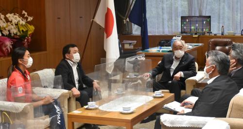 東京2020オリンピックカヌー競技　桐明輝子選手が県議会を表敬されましたの写真2