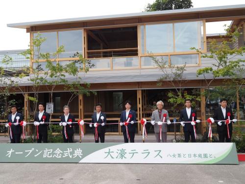 大濠公園飲食施設「大濠テラス　八女茶と日本庭園と。」オープン記念式典の写真2