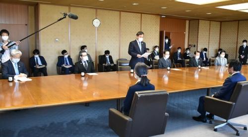 新型コロナウイルス感染拡大に伴う緊急事態措置の協力要請期間終了後の対応について知事へ申し入れを行いましたの写真2