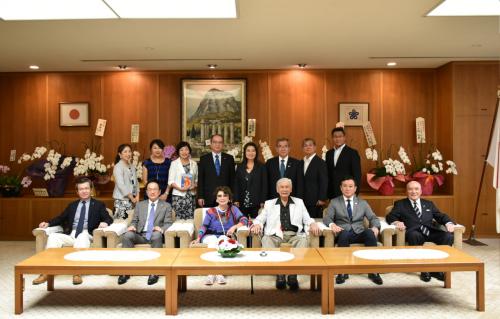 ジョージ・アリヨシ元ハワイ州知事夫妻等の県議会訪問の写真