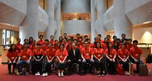 海外福岡県人会の子どもたちによる県議会表敬の写真