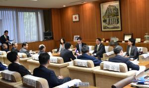 タイ王国福岡総領事館総領事による議会表敬の写真1