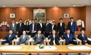 モンゴル国トゥブ県バトスムベル郡長による県議会表敬の写真