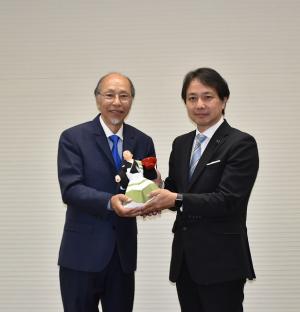 南加福岡県人会会長による県議会訪問の写真1