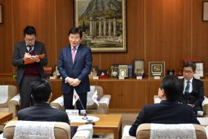 駐福岡大韓民国総領事が県議会を訪問されましたの写真1