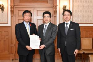 九州各県議会議長会からの要望書を小川知事への写真1