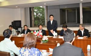 中南米日系人招へいプログラム参加者の皆さんが県議会を訪問されましたの写真1