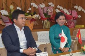 在福岡ベトナム社会主義共和国総領事が県議会を訪問されましたの写真１