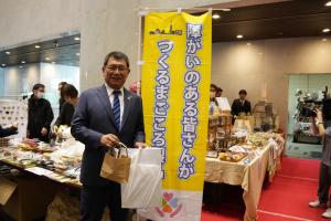 「まごころ製品」販売会を議会棟で開催の写真1