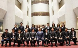 福岡県・バンコク都アントレプレナーシップ人財育成事業参加者による議会表敬の写真