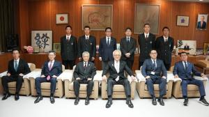 九州国際大学付属高校　野球部による議会表敬の写真1