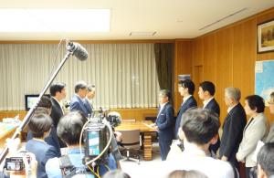 条例案の策定を議長に報告した時（令和8年10月14日）の写真1