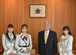 ＨＫＴ48メンバーによる県議会訪問の写真