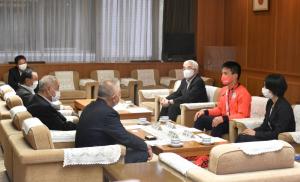 東京2020パラリンピック柔道男子66ｋｇ級銅メダリストの瀬戸勇次郎選手が県議会を訪問されましたの写真1
